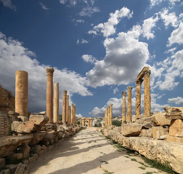 Ruínas romanas na cidade jordaniana de Jerash (Gerasa da Antiguidade), capital e maior cidade de Jerash Governorate, Jordânia — Fotografia de Stock