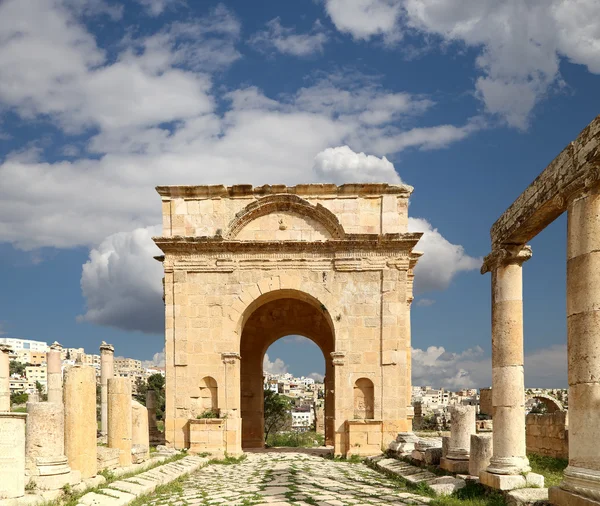 Römische Ruinen in der jordanischen Stadt jerash (Gerasa der Antike), Hauptstadt und größte Stadt des jerash Gouvernements, Jordanien — Stockfoto