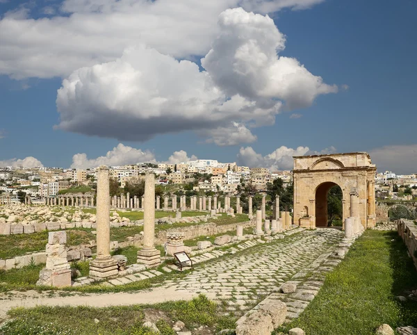 Römische Ruinen in der jordanischen Stadt jerash (Gerasa der Antike), Hauptstadt und größte Stadt des jerash Gouvernements, Jordanien — Stockfoto