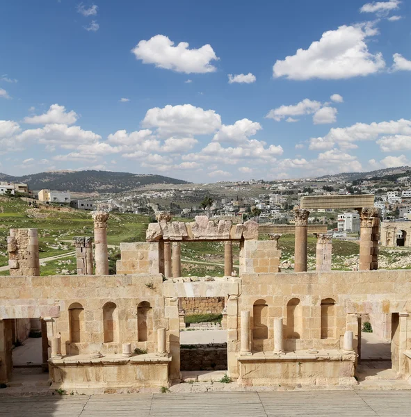 Romeinse ruïnes in de Jordaanse stad jerash (gerasa uit de oudheid), hoofdstad en grootste stad van het gouvernement jerash, jordan — Stockfoto