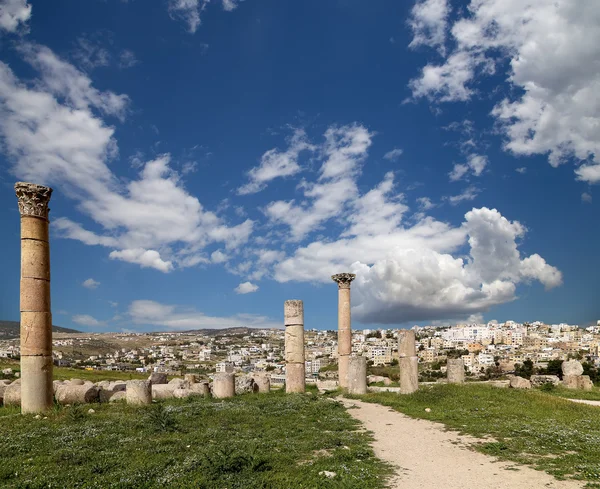 Rovine romane nella città giordana di Jerash (Gerasa dell'antichità), capitale e più grande città del governatorato di Jerash, Giordania — Foto Stock