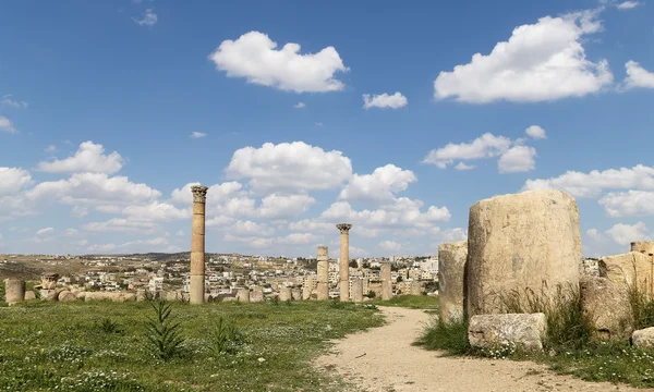 Ruínas romanas na cidade jordaniana de Jerash (Gerasa da Antiguidade), capital e maior cidade de Jerash Governorate, Jordânia — Fotografia de Stock