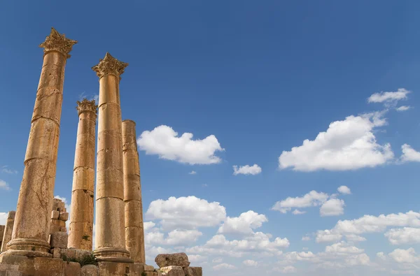 Roman Columns in the Jordanian city of Jerash (Gerasa of Antiquity), capital and largest city of Jerash Governorate, Jordan — Stock Photo, Image