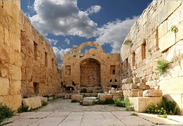 Ruinas romanas en la ciudad jordana de Jerash (Gerasa de la Antigüedad), capital y ciudad más grande de la gobernación de Jerash, Jordania — Foto de Stock