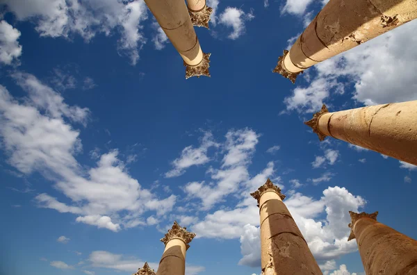 Rzymskie kolumny w Jordanii miasta jerash (Gerazie starożytności), stolica i największe miasto guberni jerash, jordan — Zdjęcie stockowe