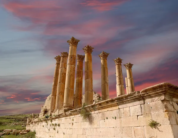 Romeinse kolommen in de Jordaanse stad jerash (gerasa uit de oudheid), de hoofdstad en grootste stad van het gouvernement jerash, jordan — Stockfoto