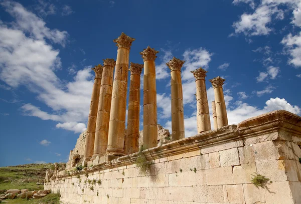 Colunas romanas na cidade jordaniana de Jerash (Gerasa da Antiguidade), capital e maior cidade de Jerash Governorate, Jordânia — Fotografia de Stock