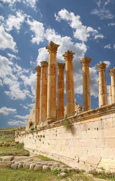 Romeinse kolommen in de Jordaanse stad jerash (gerasa uit de oudheid), de hoofdstad en grootste stad van het gouvernement jerash, jordan — Stockfoto