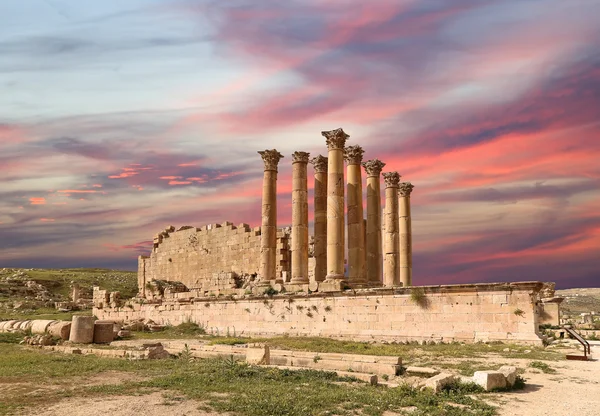 Ρωμαϊκή στήλες στην πόλη Ιορδανίας jerash (ΓΕΡΑΣΑ της αρχαιότητας), πρωτεύουσα και μεγαλύτερη πόλη της jerash Κυβερνείο, Ιορδανία — Φωτογραφία Αρχείου