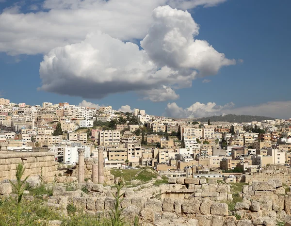 La ciudad romana de Gerasa y la moderna Jerash (en el fondo), Jordania — Foto de Stock