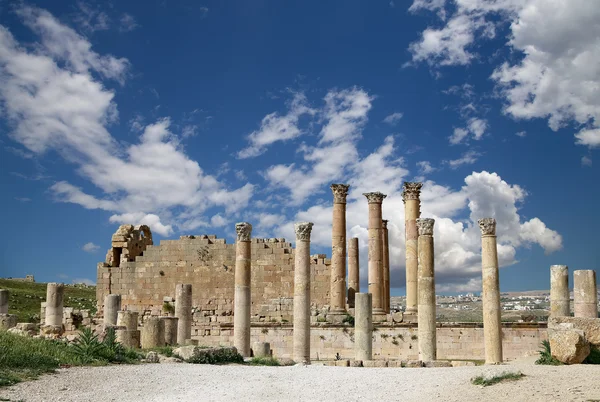 Romeinse kolommen in de Jordaanse stad jerash (gerasa uit de oudheid), de hoofdstad en grootste stad van het gouvernement jerash, jordan — Stockfoto