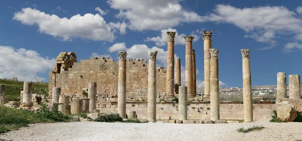 Romeinse kolommen in de Jordaanse stad jerash (gerasa uit de oudheid), de hoofdstad en grootste stad van het gouvernement jerash, jordan — Stockfoto