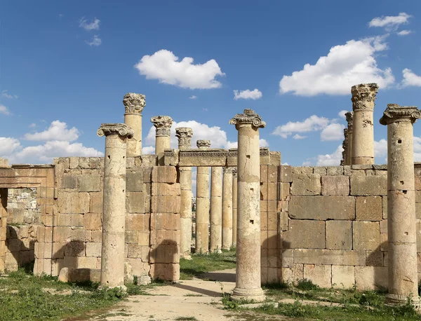 Romeinse kolommen in de Jordaanse stad jerash (gerasa uit de oudheid), de hoofdstad en grootste stad van het gouvernement jerash, jordan — Stockfoto