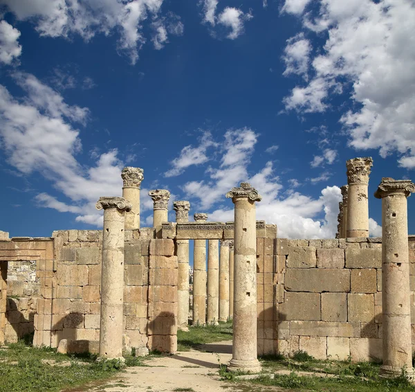 Columnas romanas en la ciudad jordana de Jerash (Gerasa de la Antigüedad), capital y ciudad más grande de la gobernación de Jerash, Jordania — Foto de Stock