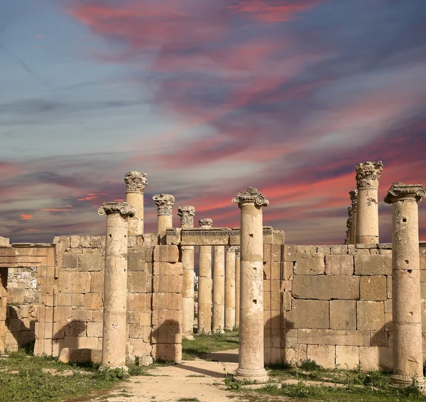 Romeinse kolommen in de Jordaanse stad jerash (gerasa uit de oudheid), de hoofdstad en grootste stad van het gouvernement jerash, jordan — Stockfoto