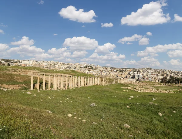 Romerska ruinerna i den jordanska staden jerash (gerasa av antiken), huvudstad och största stad guvernement jerash, Jordanien — Stockfoto