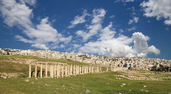 Romerska ruinerna i den jordanska staden jerash (gerasa av antiken), huvudstad och största stad guvernement jerash, Jordanien — Stockfoto