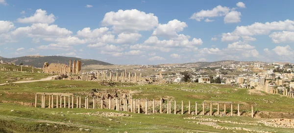 Ruines romaines dans la ville jordanienne de Jerash (Gerasa de l'Antiquité), capitale et plus grande ville du gouvernorat de Jerash, Jordanie — Photo