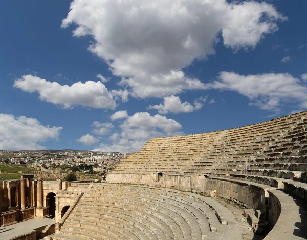 Amfiteátrum Gerasza az ókorban, a tőke és a legnagyobb város a kormányzóság jerash, Jordánia — Stock Fotó