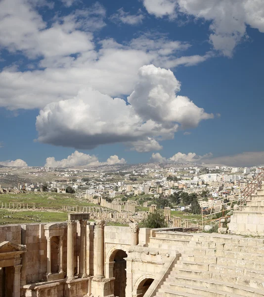 ジェラシュ (古代ジャラシュ)、首都およびヨルダン ジェラシュ県の大都市の円形劇場 — ストック写真