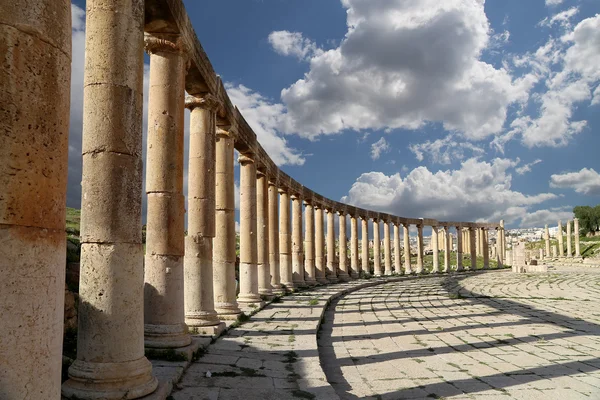 Fórum (Oval Plaza) em Gerasa (Jerash), Jordânia . — Fotografia de Stock