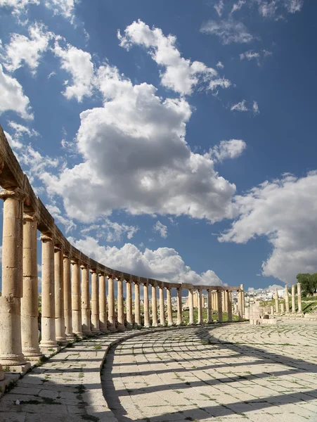 Forum (Oval Plaza)  in Gerasa (Jerash), Jordan. — Stock Photo, Image