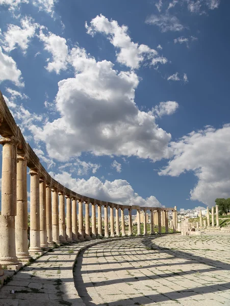 Fórum (Oval Plaza) em Gerasa (Jerash), Jordânia . — Fotografia de Stock