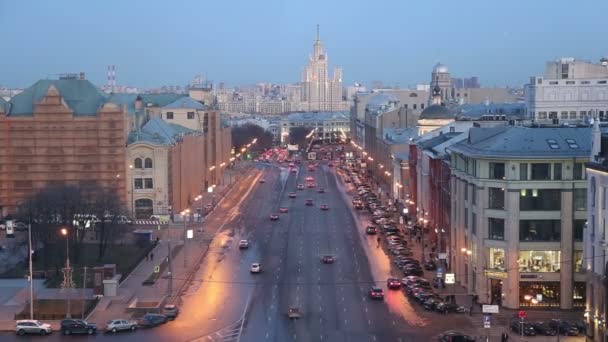 Nattvisning av Moscow från en hög poäng (en utsiktsplats på byggnaden av centrala barnens butik), Ryssland — Stockvideo