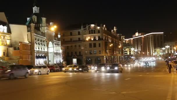Verkeer van auto's in Moskou stad center (Teatralny Proezd in de buurt van het gebouw van de Doema van de federale vergadering van Russische Federatie), Rusland — Stockvideo