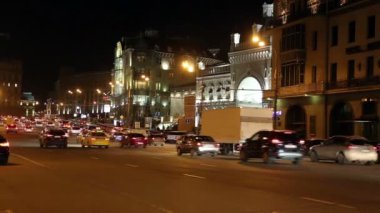 Gece (Teatralny Proezd), Rusya Moskova şehir merkezinde otomobillerin trafik