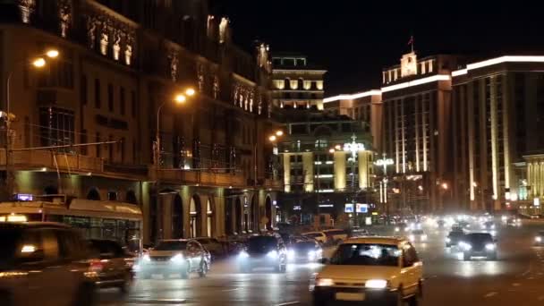 Verkeer van auto's in Moskou stad center (Teatralny Proezd in de buurt van het gebouw van de Doema van de federale vergadering van Russische Federatie), Rusland — Stockvideo