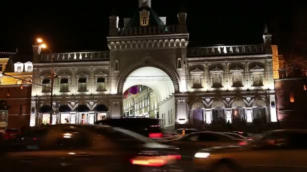 Trafikera av bilar i Moskva city center på natten (Teatralny Proezd), Ryssland — Stockvideo