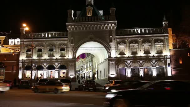 Trafikera av bilar i Moskva city center på natten (Teatralny Proezd), Ryssland — Stockvideo