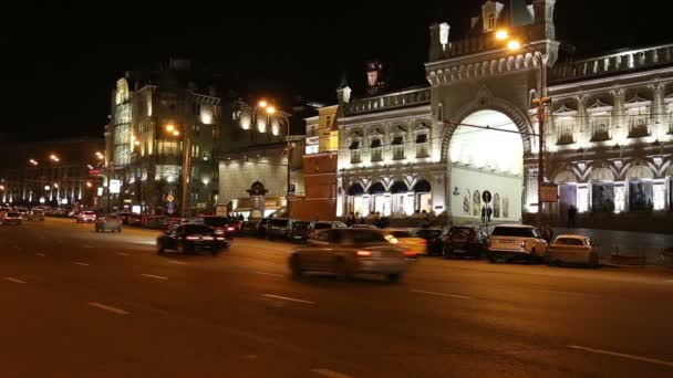 夜 (Teatralny Proezd) は、ロシア モスクワ市内中心部の車のトラフィック — ストック動画