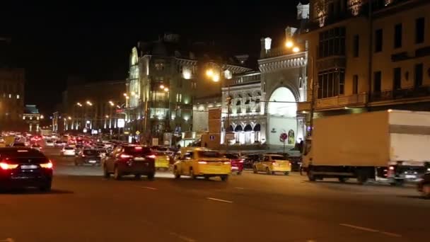 Autoverkehr im Moskauer Stadtzentrum in der Nacht (teatralny proezd), Russland — Stockvideo