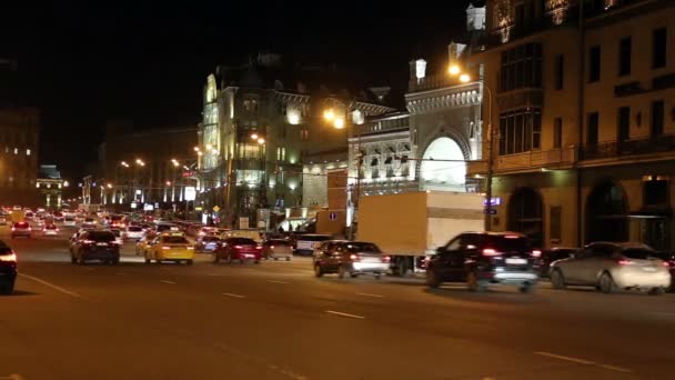 Автомобильное движение в центре Москвы ночью (Театральный проезд), Россия — стоковое видео