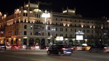 Gece (Teatralny Proezd), Rusya Moskova şehir merkezinde otomobillerin trafik