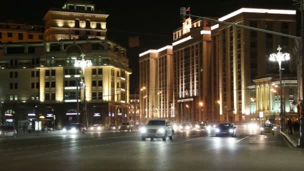 Verkeer van auto's in Moskou stad center (Teatralny Proezd in de buurt van het gebouw van de Doema van de federale vergadering van Russische Federatie), Rusland — Stockvideo