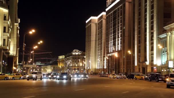 Tráfego de carros no centro da cidade de Moscou (Teatralny Proezd perto do Edifício da Duma estatal da Assembleia Federal da Federação Russa), Rússia — Vídeo de Stock