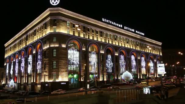 Vista nocturna del edificio de la Central Children 's Store en Lubyanka (inaugurado en abril de 2015 después de una extensa reconstrucción), Moscú, Rusia — Vídeos de Stock