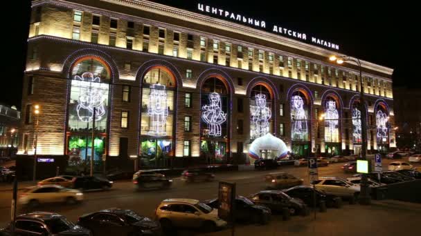 Nacht uitzicht van het gebouw van de centrale Children's winkel op Loebjanka (geopend in April 2015 na uitgebreide wederopbouw), Moskou, Rusland — Stockvideo