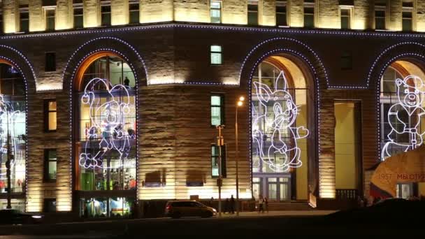 Vista nocturna del edificio de la Central Children 's Store en Lubyanka (inaugurado en abril de 2015 después de una extensa reconstrucción), Moscú, Rusia — Vídeos de Stock