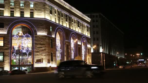 Vista noturna do edifício da Central Children 's Store em Lubyanka (inaugurado em abril de 2015 após extensa reconstrução), Moscou, Rússia — Vídeo de Stock