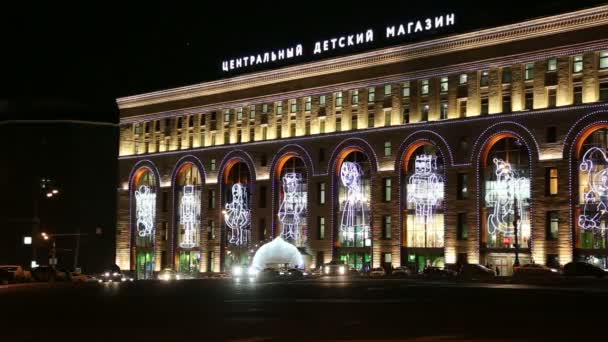 Noční pohled na budovu střední dětský obchod na Lubjance (otevřena v dubnu 2015 po rozsáhlé rekonstrukci), Moskva, Rusko — Stock video