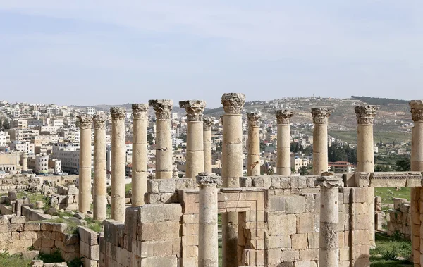 Ruines romaines dans la ville jordanienne de Jerash (Gerasa de l'Antiquité), capitale et plus grande ville du gouvernorat de Jerash, Jordanie — Photo