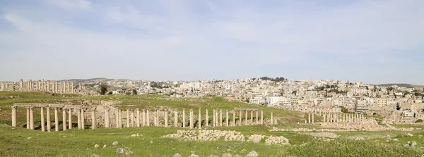 Romeinse ruïnes in de Jordaanse stad jerash (gerasa uit de oudheid), hoofdstad en grootste stad van het gouvernement jerash, jordan — Stockfoto