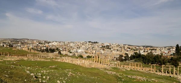 Roman ruins in the Jordanian city of Jerash (Gerasa of Antiquity), capital and largest city of Jerash Governorate, Jordan — Stock Photo, Image