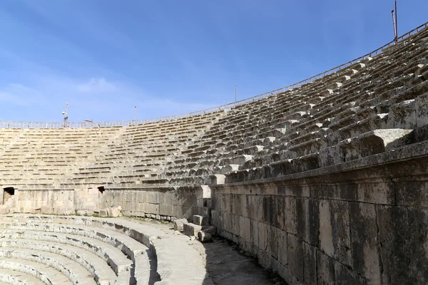 Amfiteátrum Gerasza az ókorban, a tőke és a legnagyobb város a kormányzóság jerash, Jordánia — Stock Fotó