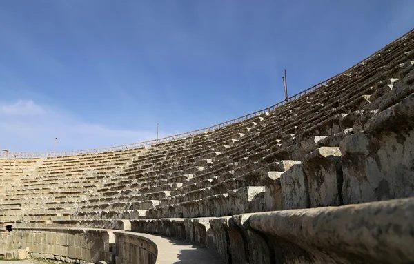 Amfiteátrum Gerasza az ókorban, a tőke és a legnagyobb város a kormányzóság jerash, Jordánia — Stock Fotó
