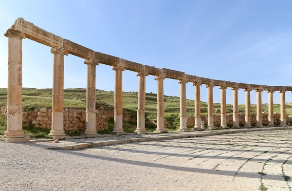 Fórum (Oval Plaza) em Gerasa (Jerash), Jordânia . — Fotografia de Stock